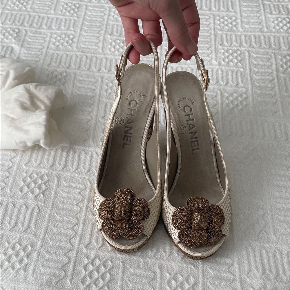 CHANEL Camellia Heels Sandals Slingback size 35 / 5 B gold white flower - Picture 6 of 17